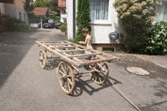 Hier wird der Handkarren vom jahrhundert altem Staub befreit